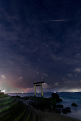 つぶて浦の鳥居と星空