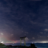 つぶて浦の鳥居と星空