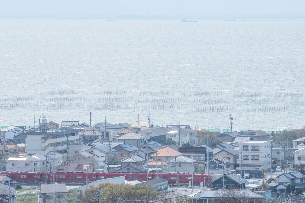 海辺の街の赤い電車