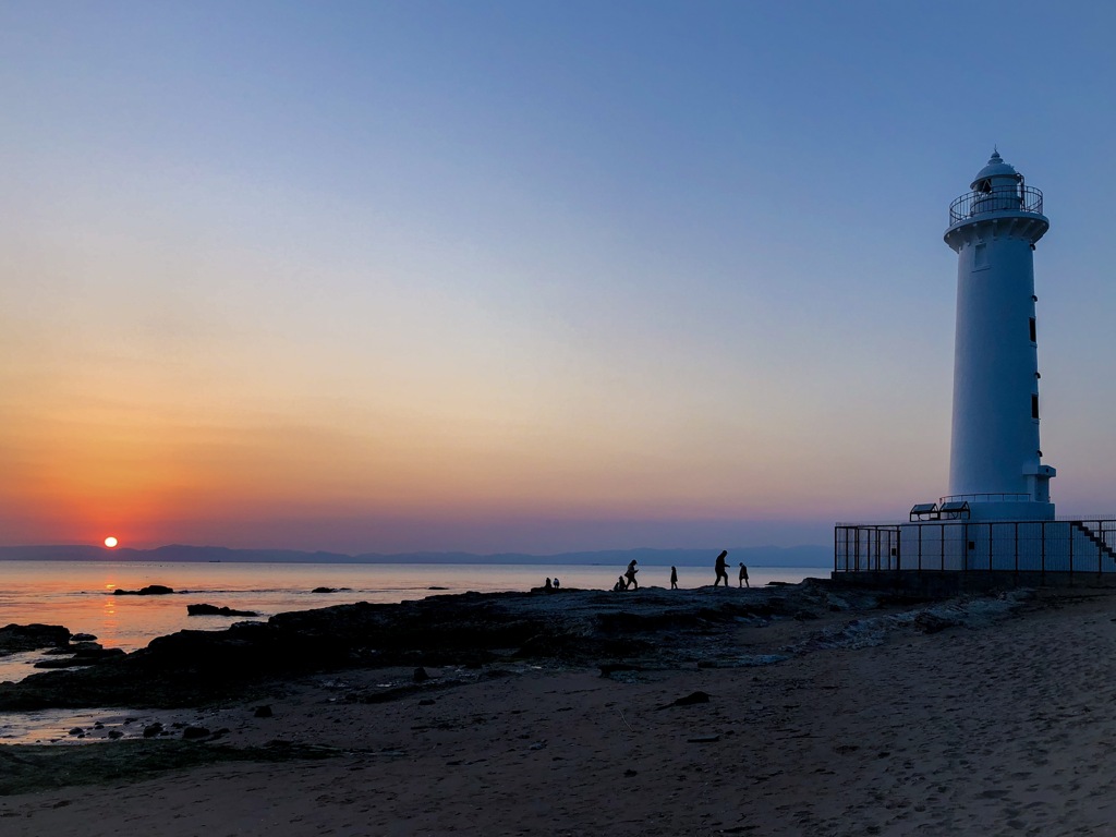 夕暮れの野間灯台