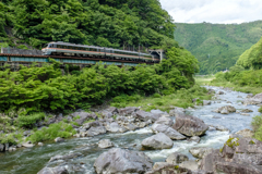 飛騨川沿いを走るワイドビューひだ