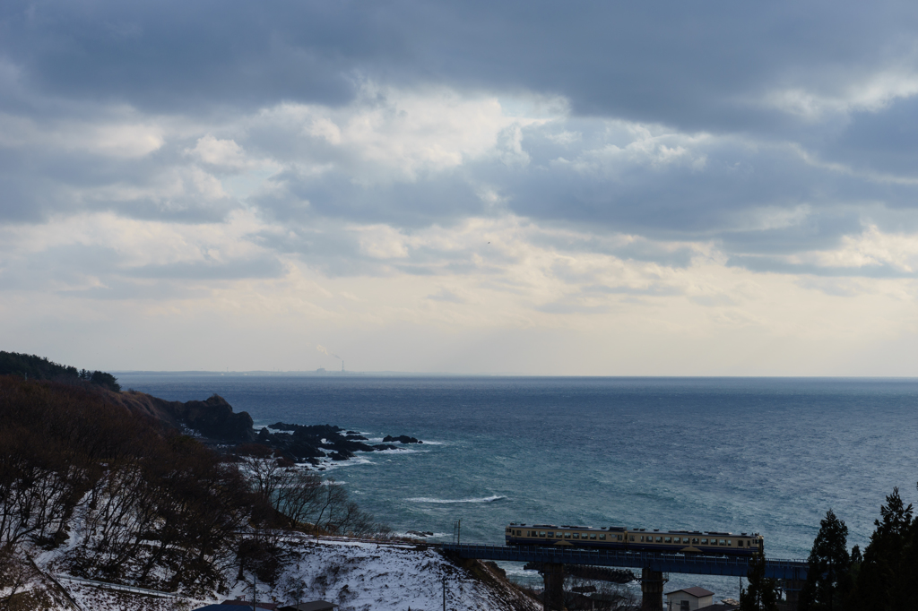 冬空の日本海を臨む