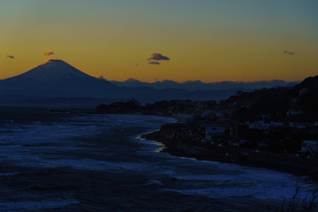 駿河の海荒れる