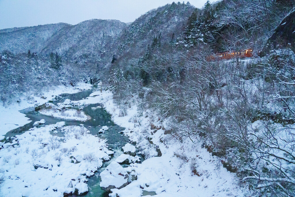 凍てつく山河