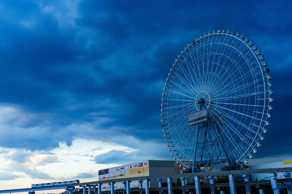 雷雲迫る