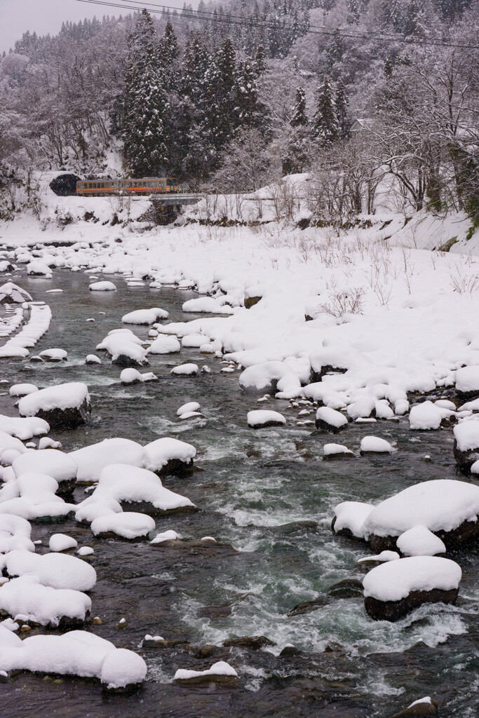 冬の川、雪帽子