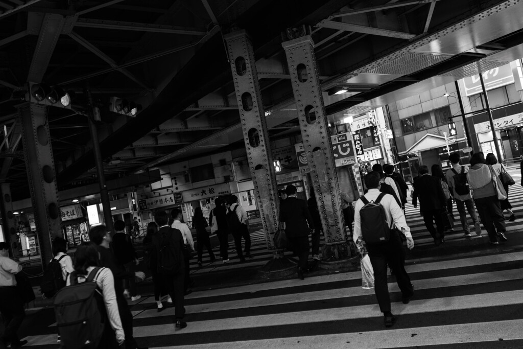 神田ガード下の朝