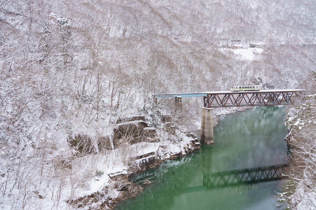 冬の山河を駆ける