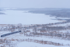 粉雪が舞う中を