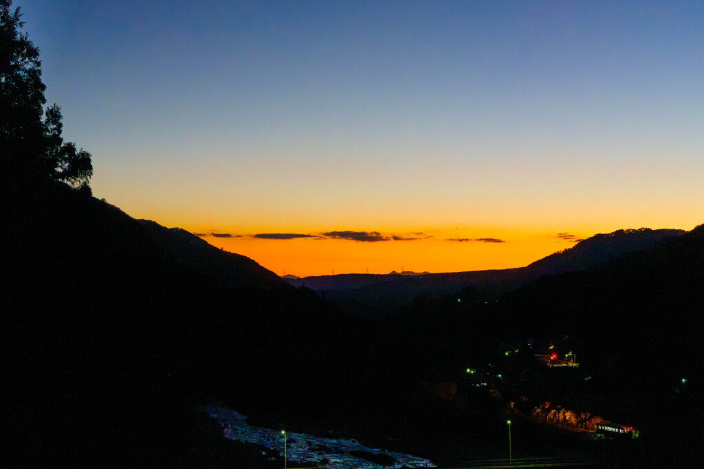 遠き山に陽は落ちて