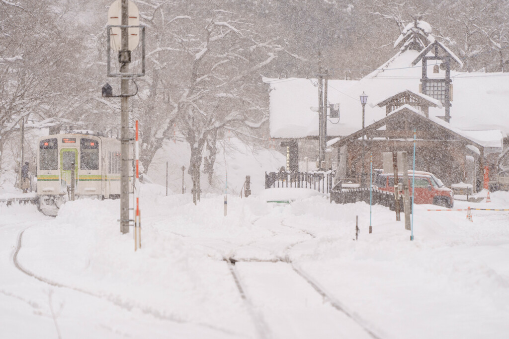 雪の湯野上温泉駅