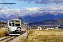 大いなる山を背に