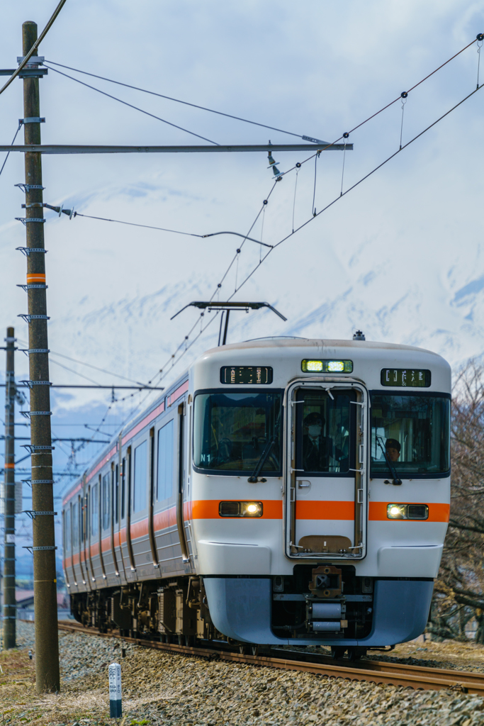 雪山を背に
