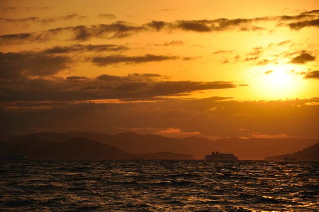 夕焼けの海で