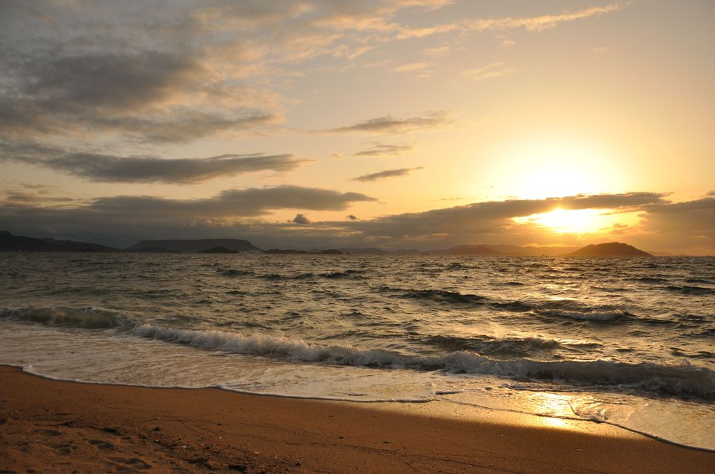 夕暮れの海岸で