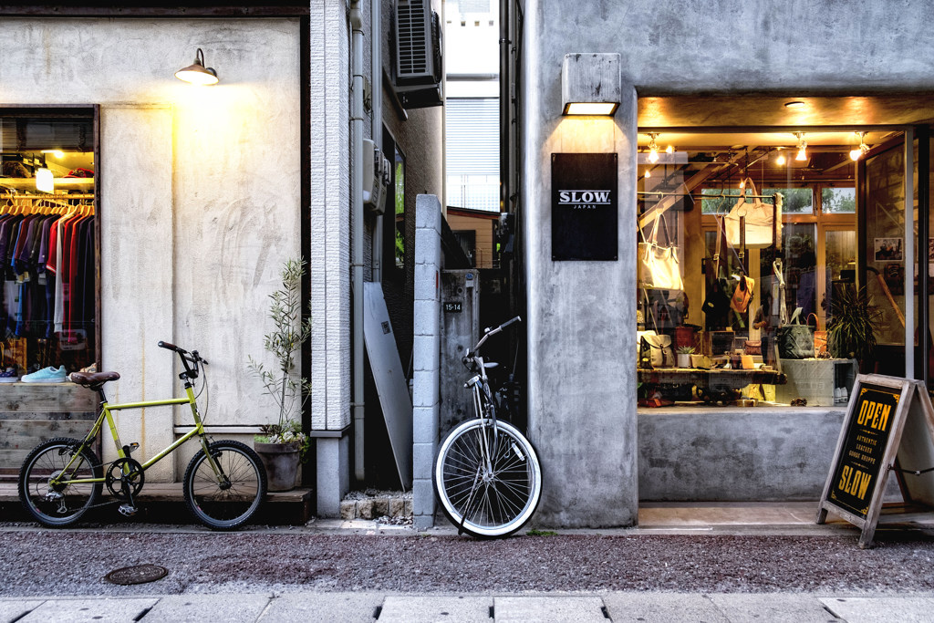 街の隙間に自転車