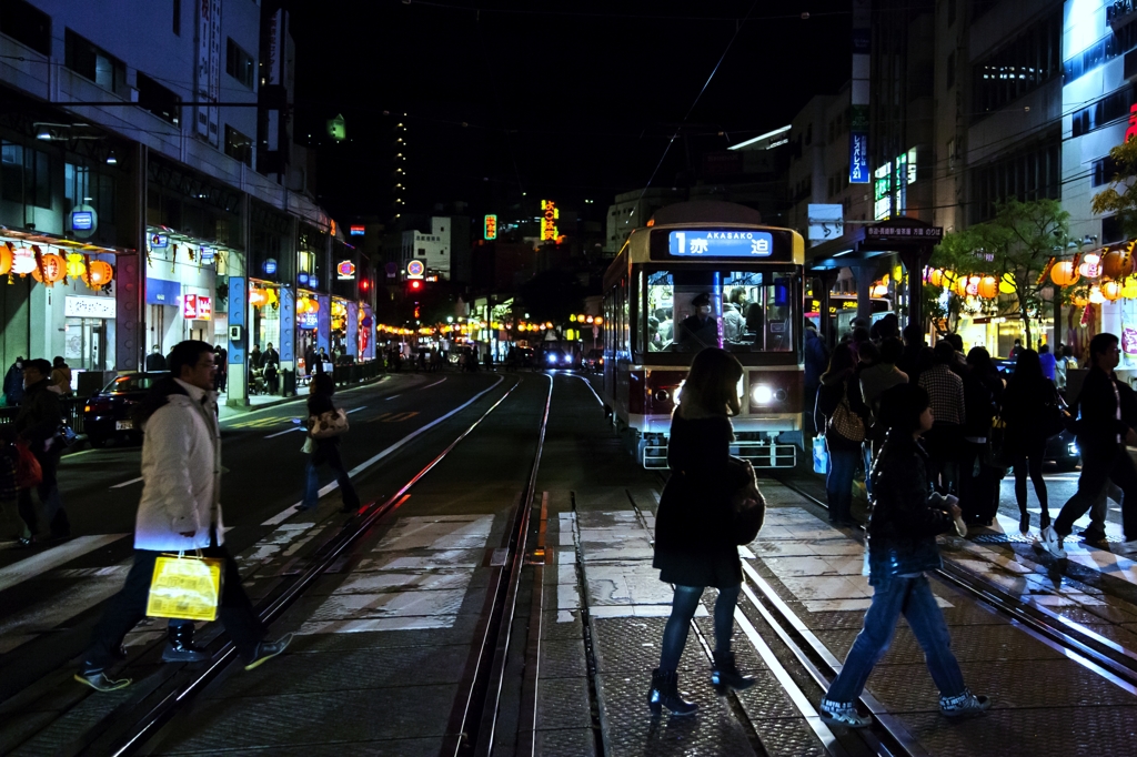 ランタンと路面電車の灯