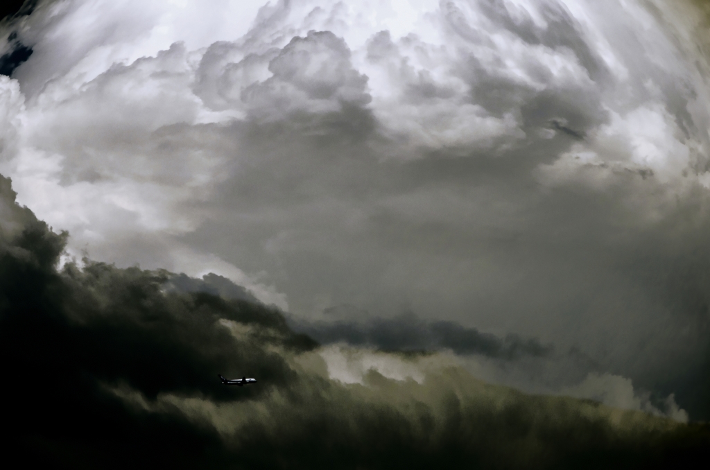 荒雲と飛行機