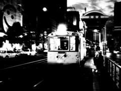 夜の帳・路面電車の光