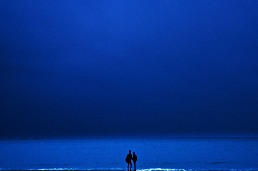 青い海 手を繋ぐふたり By Hsaki Id 写真共有サイト Photohito