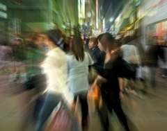 目の前を渦巻く女性ら