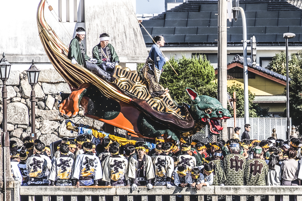 橋上の祭人々