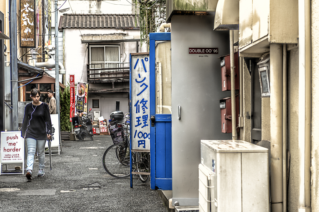 悪徳屋前の小路