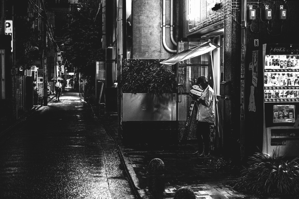 夜の雨宿り