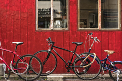 赤い壁の前に自転車