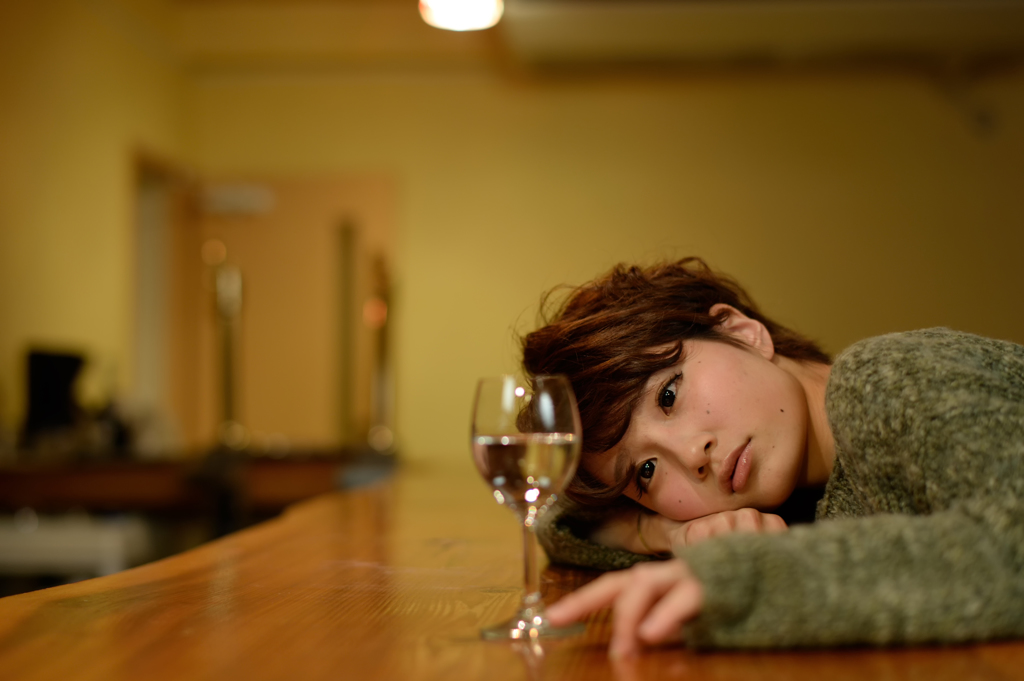 「忙しい彼氏、短気な彼女」　He must be busy now.