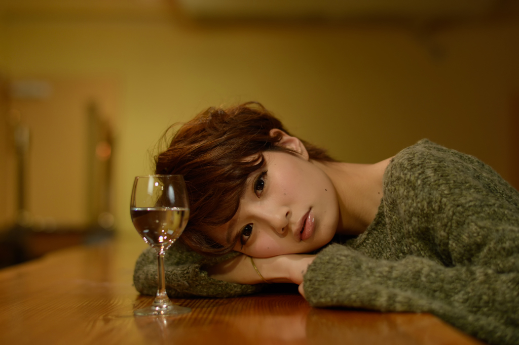「忙しい彼氏、短気な彼女」　He must be busy now.