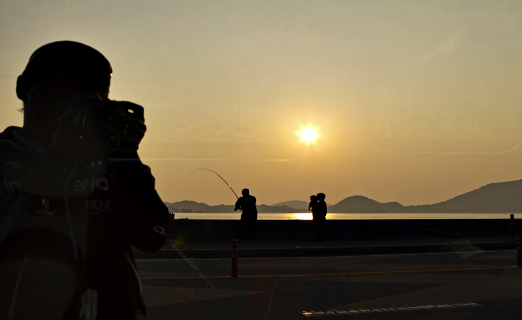 夕焼けと釣り人と自分