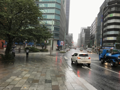 遅れて梅雨空