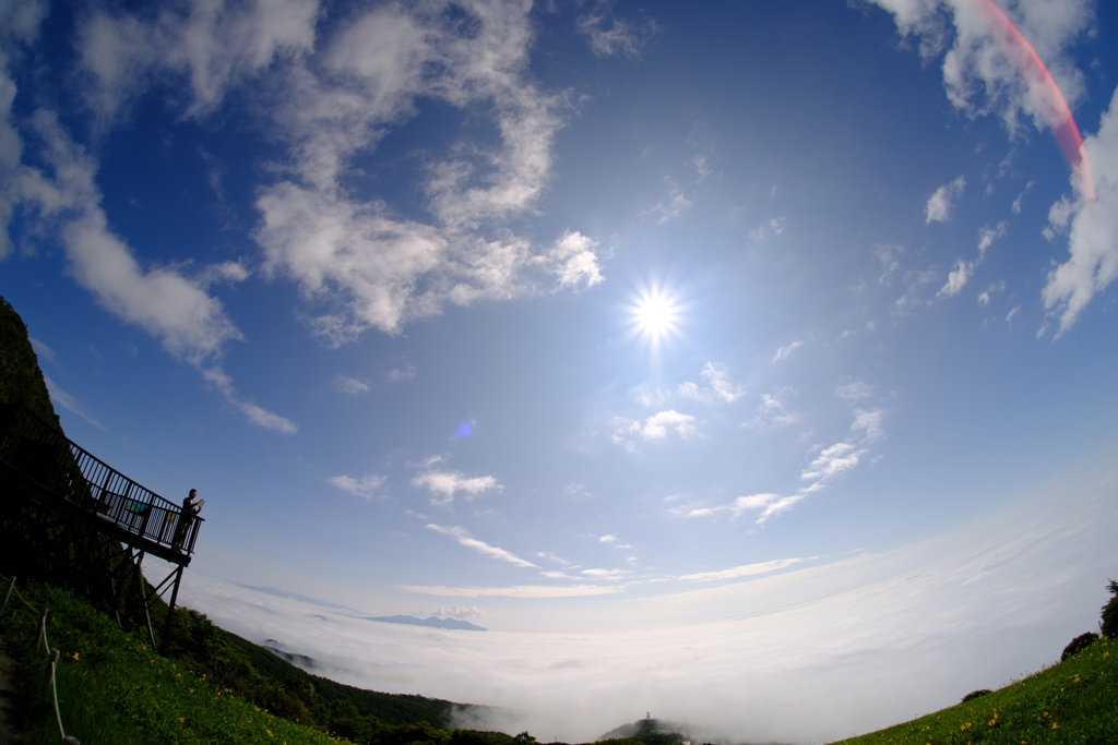 空と雲の間に