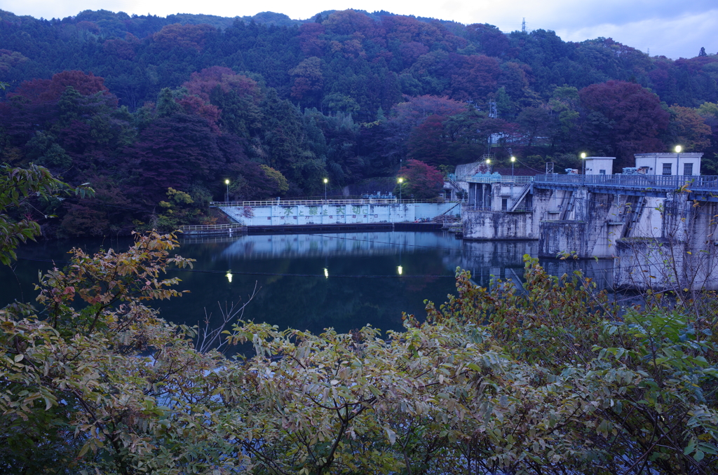 早朝の綾戸ダム