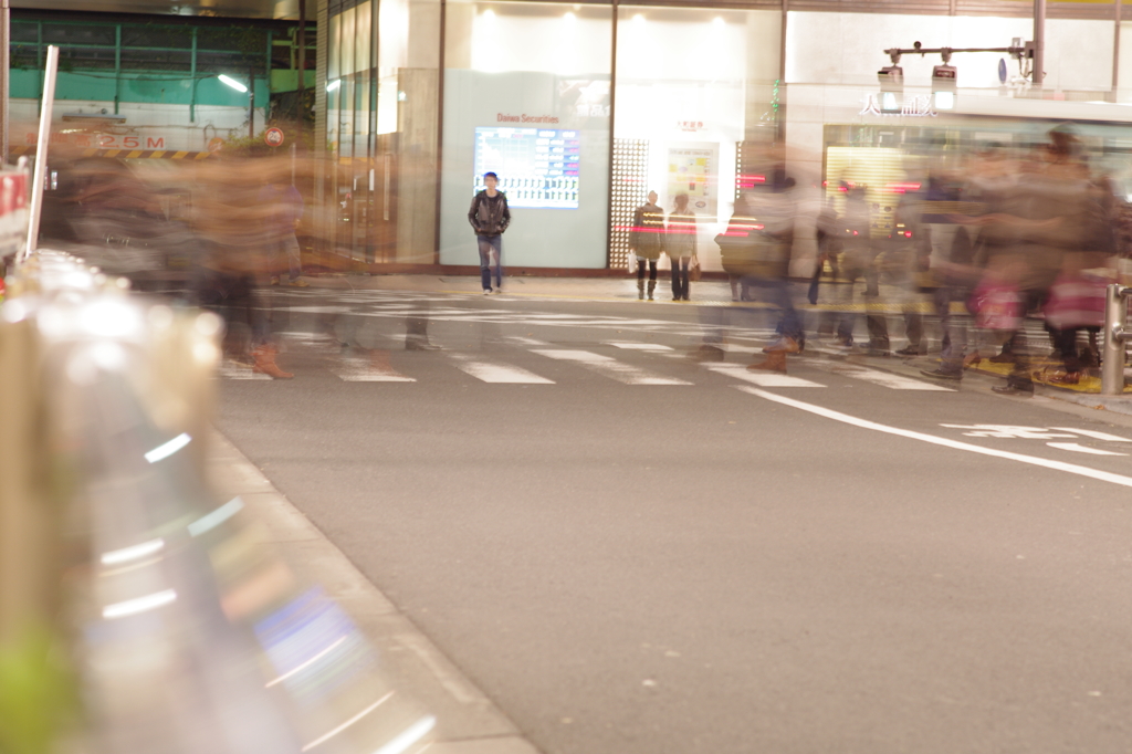 the door is closing.（閉まりかけている扉）