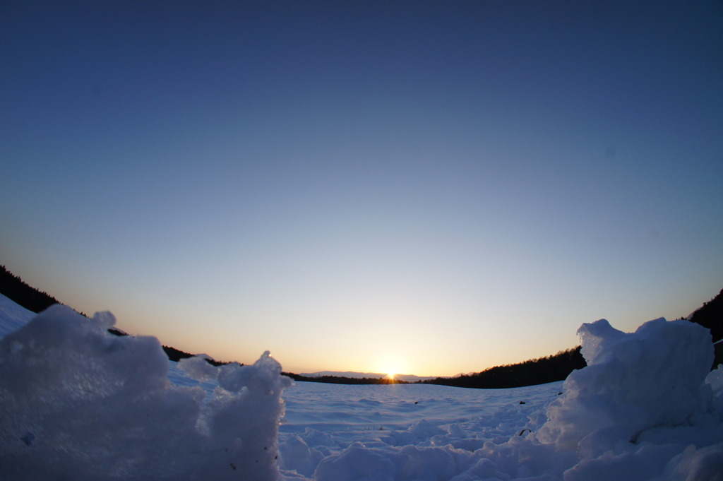 雪原の中の日没
