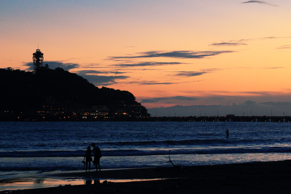 夕焼けに浮かぶ江ノ島