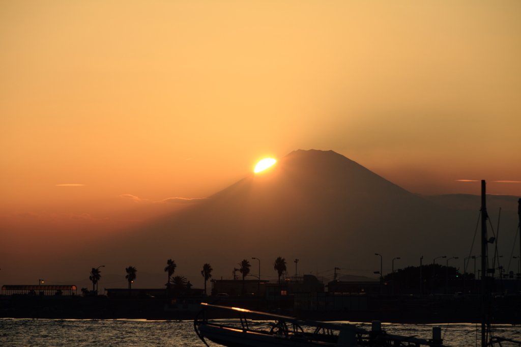 富士山に吸い込まれる太陽