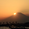 富士山に吸い込まれる太陽