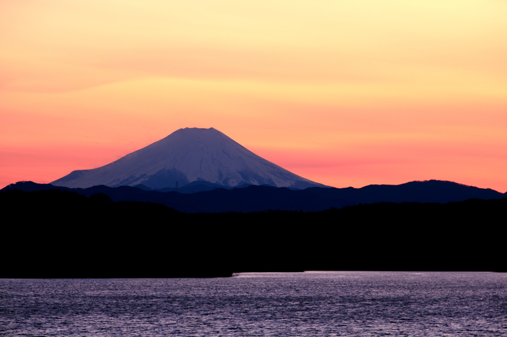 夕焼けに浮かぶ富士