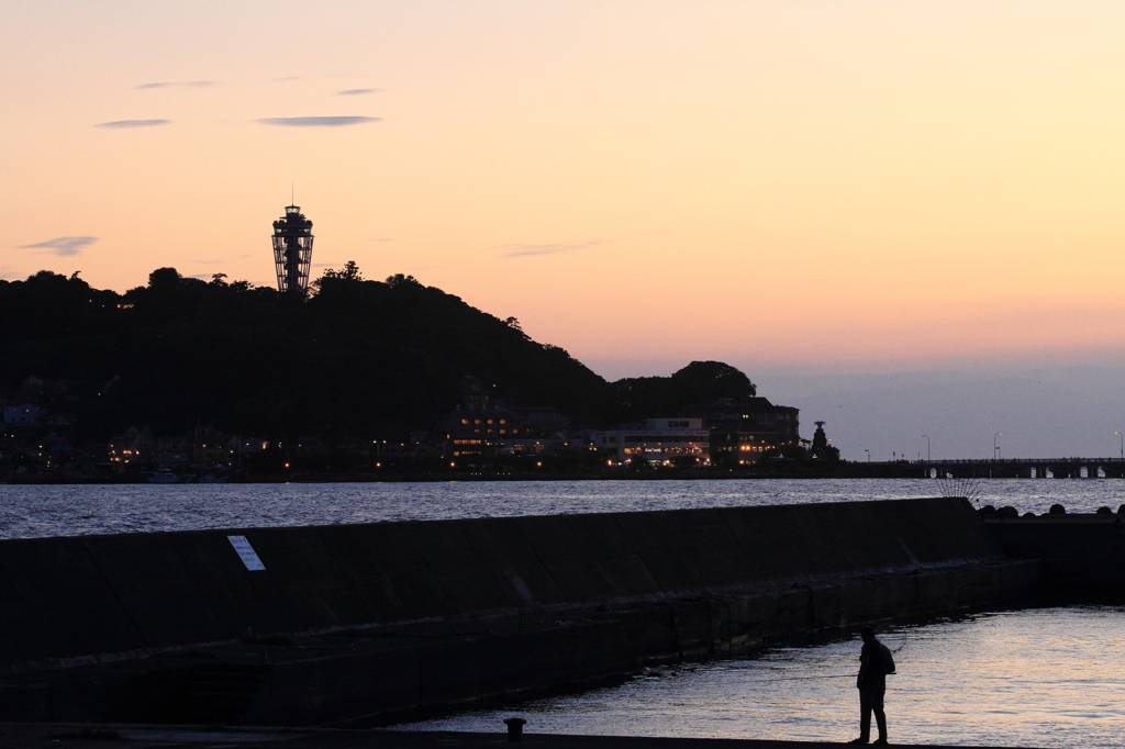 夕暮れ時の江ノ島