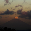冨士に沈む中秋の名月