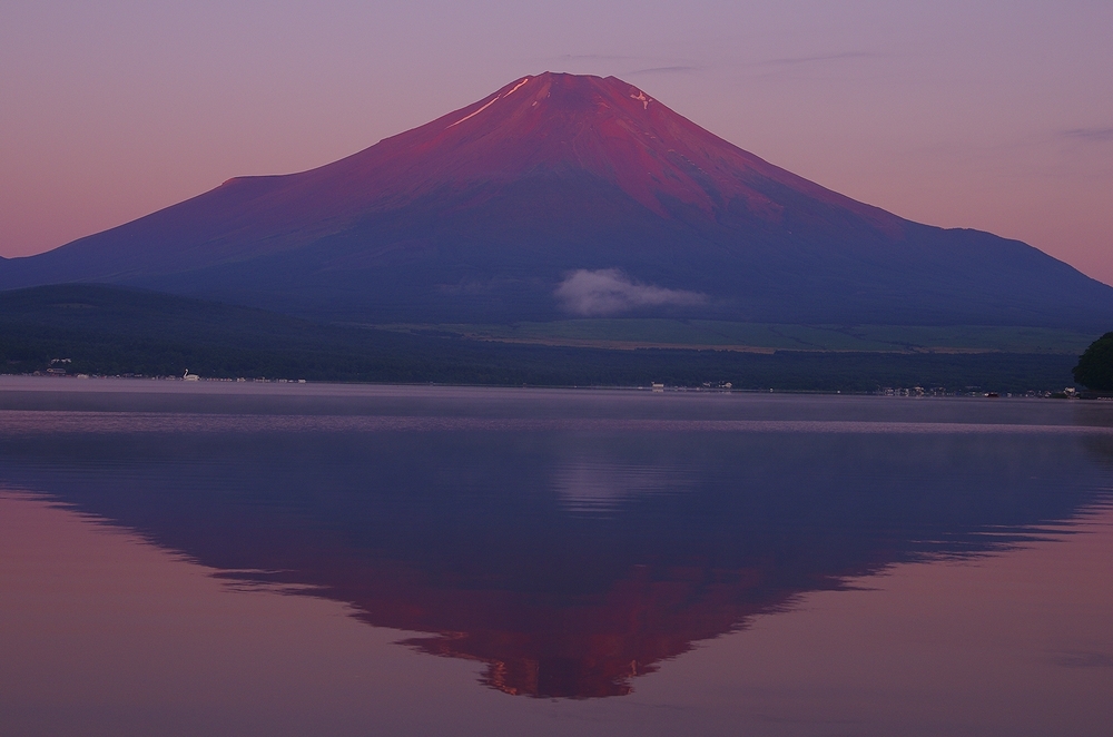 梅雨明けの赤富士