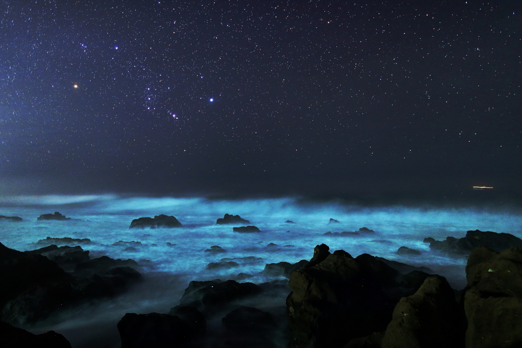 青い水辺の風景のある惑星