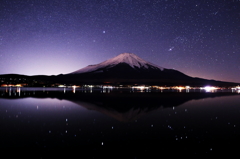 湖面に煌めく冬の星々