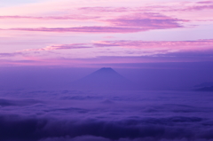 頭を雲の上に出し