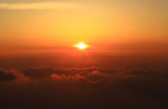 雲海照らす