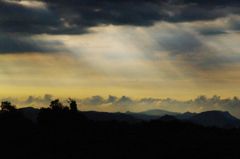 太陽と雲　光と影の攻防