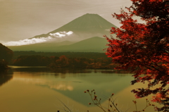 長閑な湖畔の紅葉